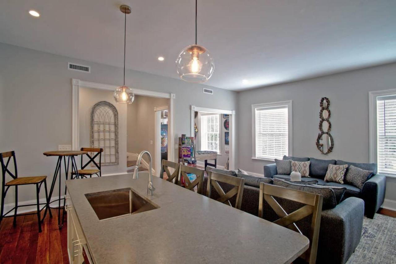 Villa Newly Renovated 4 Bed 3 Bath And 2 Parking Spots Savannah Exterior foto