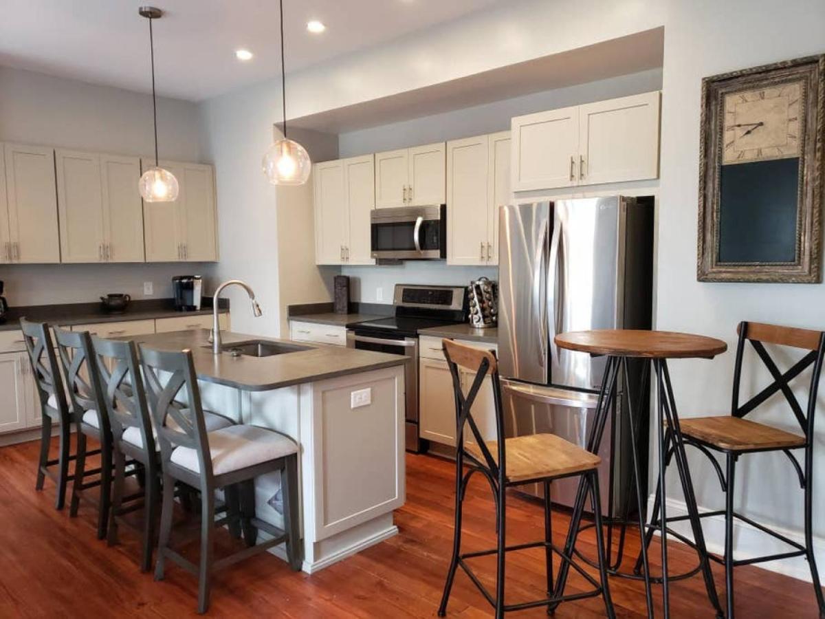 Villa Newly Renovated 4 Bed 3 Bath And 2 Parking Spots Savannah Exterior foto