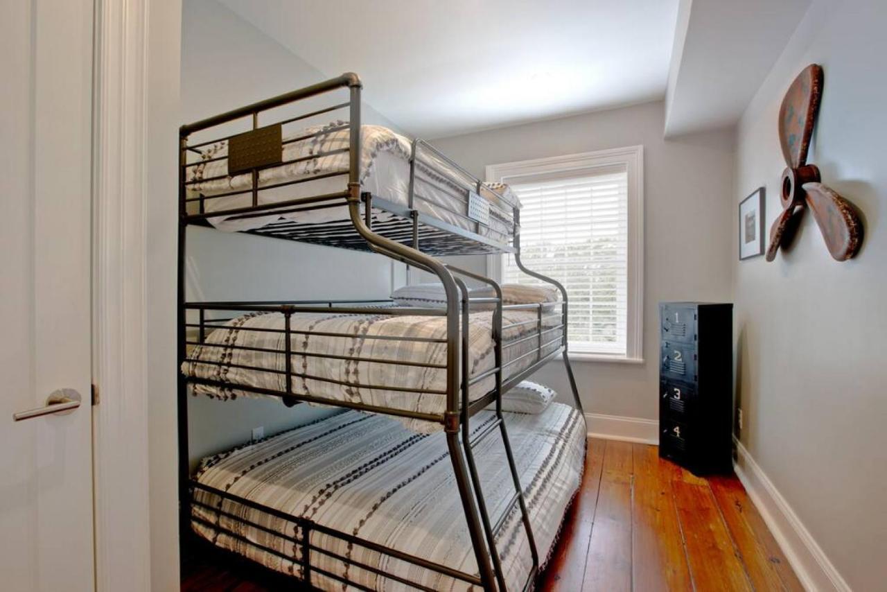 Villa Newly Renovated 4 Bed 3 Bath And 2 Parking Spots Savannah Exterior foto