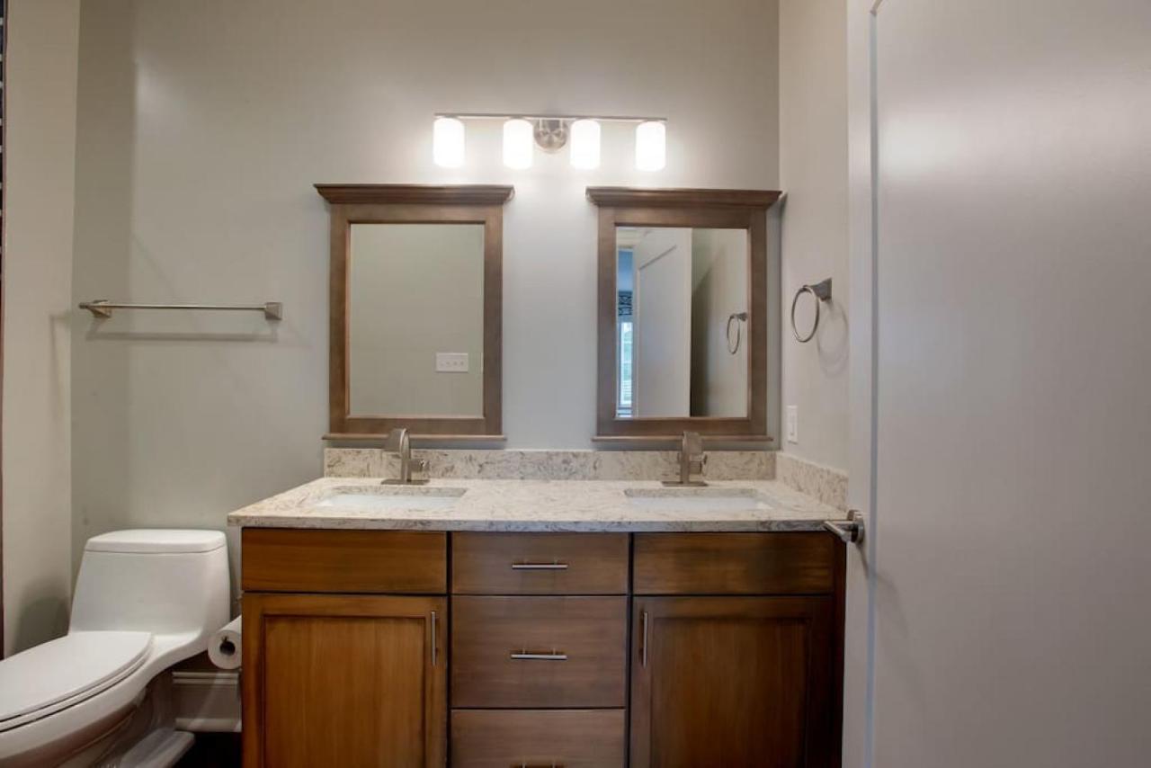 Villa Newly Renovated 4 Bed 3 Bath And 2 Parking Spots Savannah Exterior foto