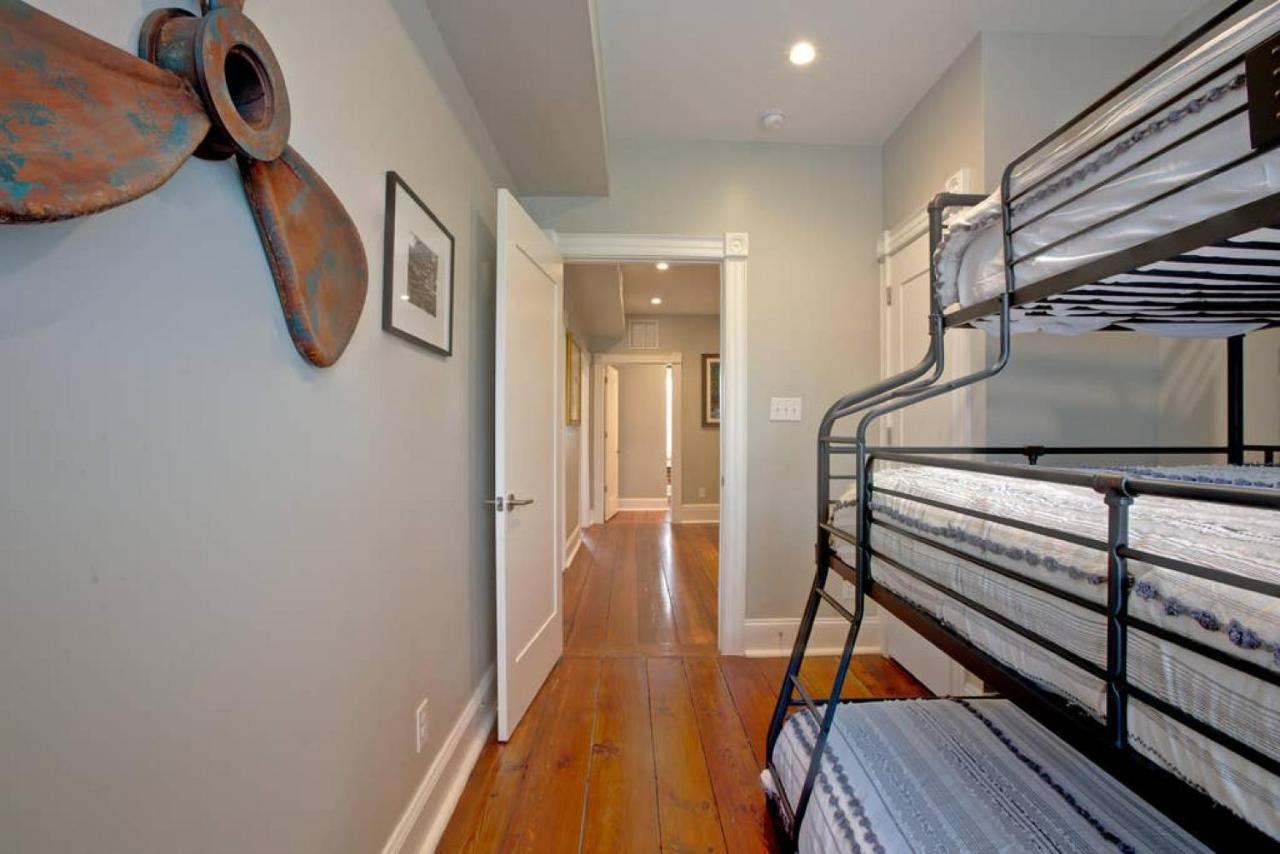 Villa Newly Renovated 4 Bed 3 Bath And 2 Parking Spots Savannah Exterior foto